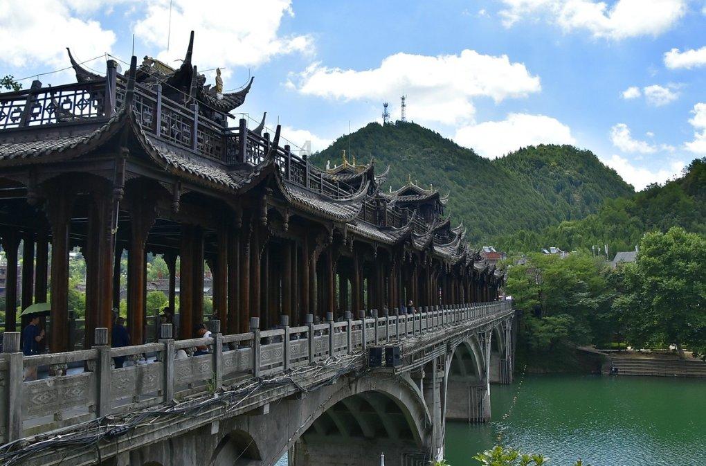 大U领短款小碎花短袖搭配浅蓝色牛仔短裤，青春又凉爽，是你喜欢的穿搭吗？
